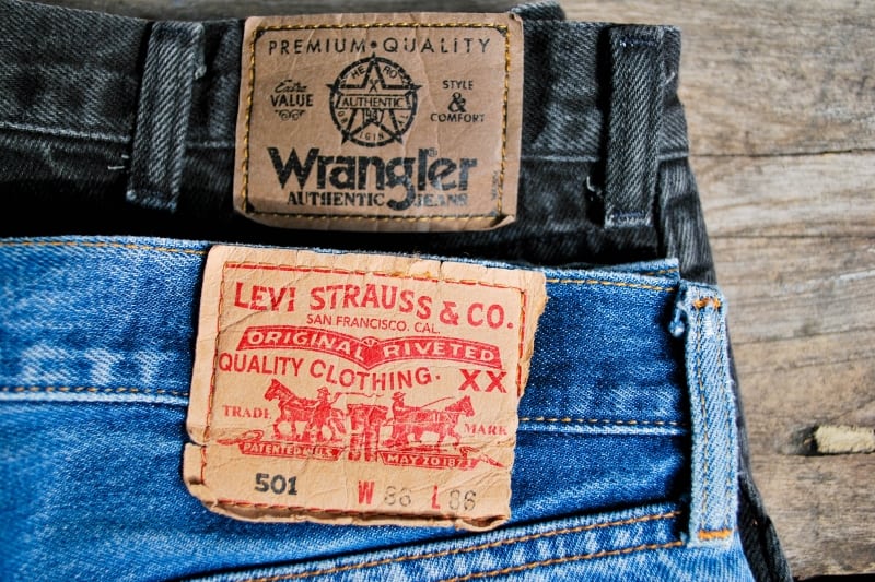 Расстегни мои левайс. Levis Wrangler Lee. Levis Lee Wrangler бренд. Левайс 501 мужские оригинал. Wrangler джинсы.