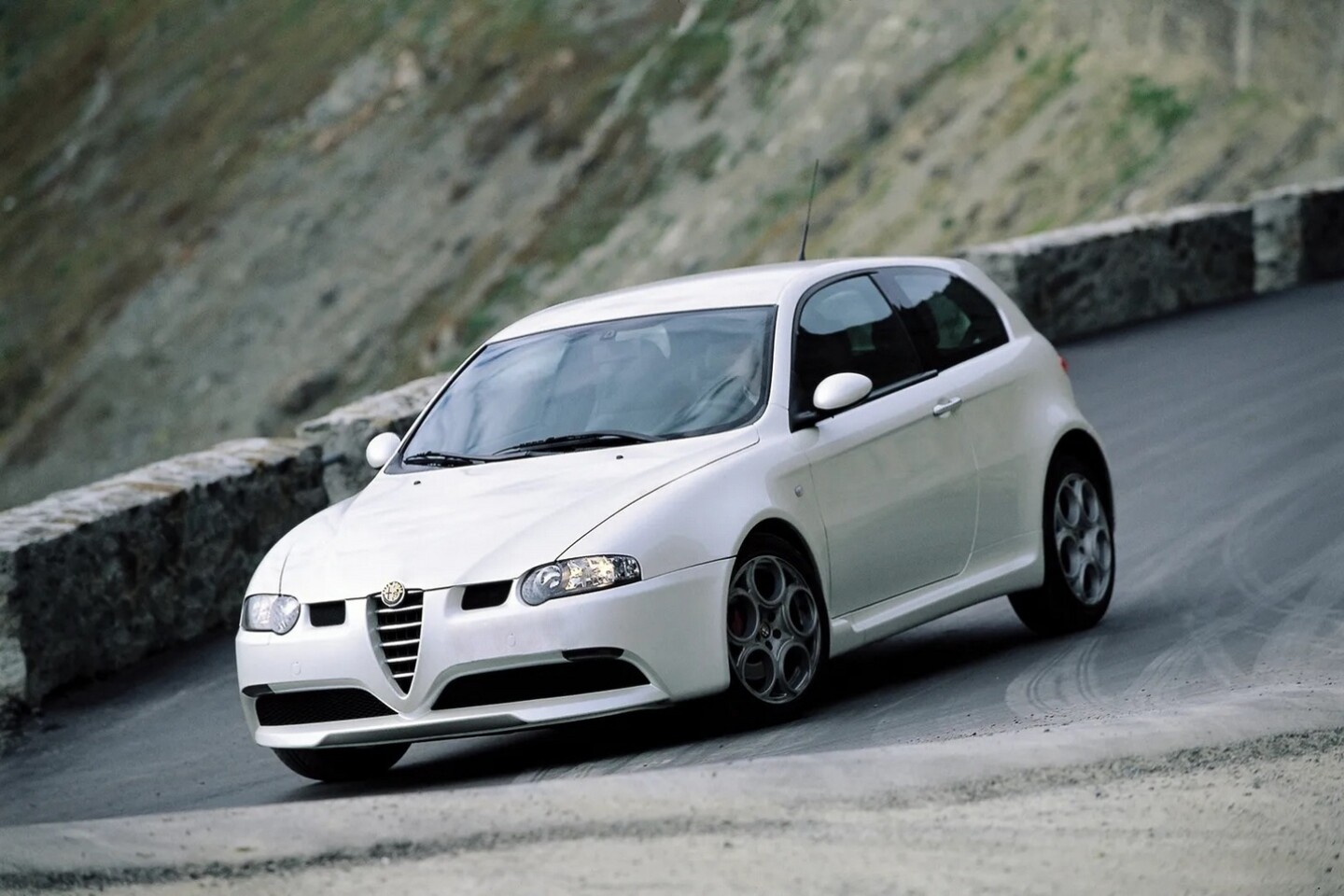 Alfa Romeo 147 GTA исполняется 20 лет, и ни какая следующая модель больше не будет на нее похожа