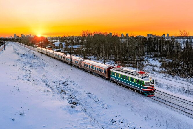 10 самых необычных поездов России: ретроэкспресс, состав с черными вагонами и отель на колесах