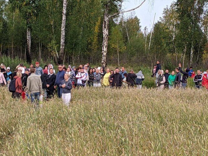 Самолет Сочи — Омск подал сигнал тревоги, пропал с радаров и сел в поле: что известно прямо сейсас?