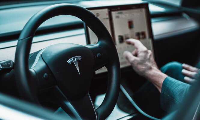 Мужчина нашел баг, который позволил купить ему 5 Tesla: его поймали, когда он сжег машину, чтобы получить страховку