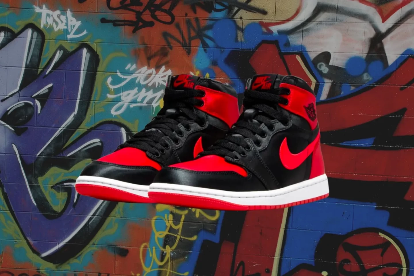 Air Jordan 1 Satin Bred — одни из самых обожаемых кроссовок, которые наконец-то вернулись