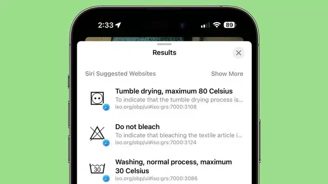 Пользователи в восторге от функции iOS 17 в iPhone. Она поможет разобраться с непонятными символами на бирках одежды