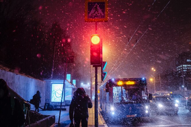 Все в снегу и 9-балльные пробки: мощный циклон Ваня обрушился на Москву