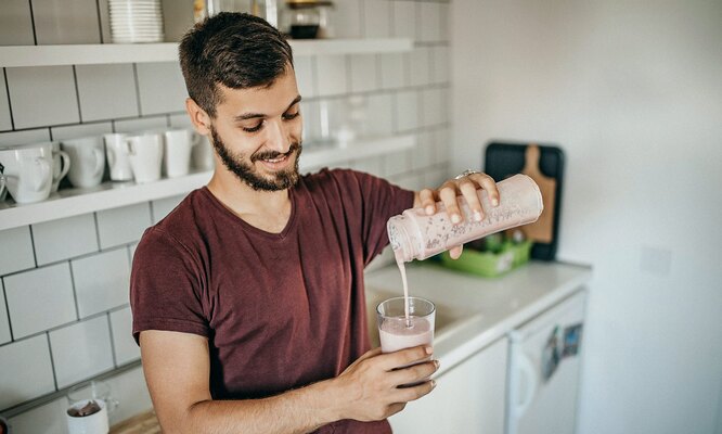 Для мужчин рекомендуются белковые смузи, которые помогут сохранить мышцы