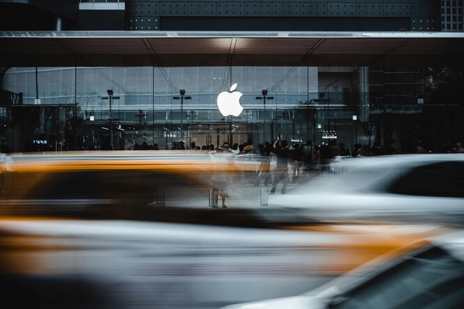 Почему Apple остановили создание электромобиля и что компания будет делать с искусственным интеллектом?