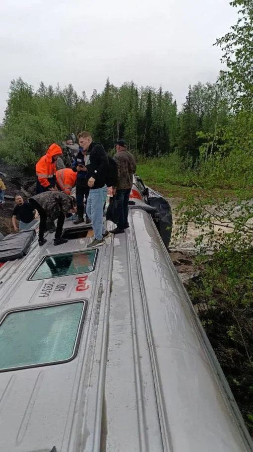 Десятки пострадавших, вокруг тайга и болота: в Коми девять вагонов пассажирского поезда улетели в кювет