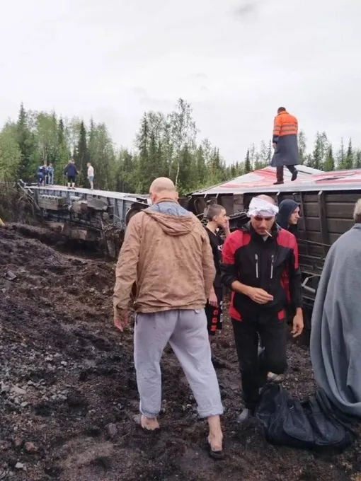 Десятки пострадавших, вокруг тайга и болота: в Коми девять вагонов пассажирского поезда улетели в кювет