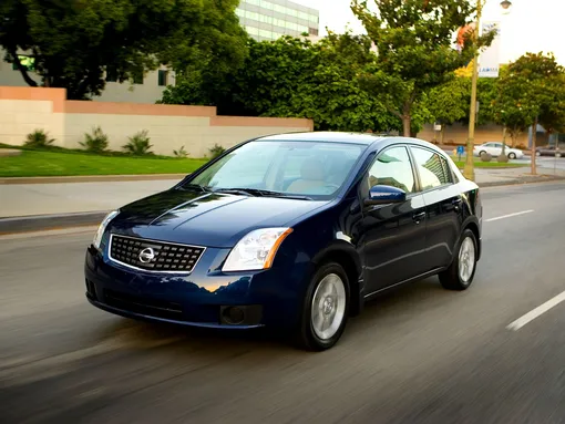 Автомобиль Nissan Sentra, произведенный в середине 2000-ых годов