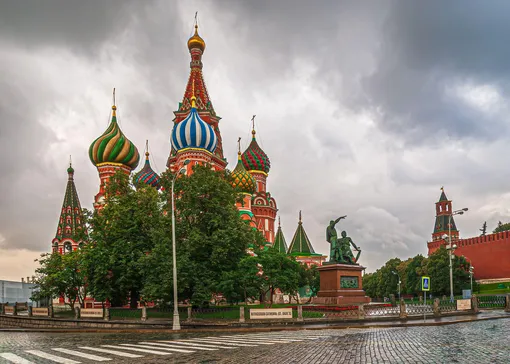 В Москве экстренно закрываются городские парки, веранды и бассейны: на столицу надвигается ураган Орхан