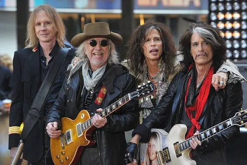 Группа Aerosmith больше не будут гастролировать: вокалист необратимо повредил связки